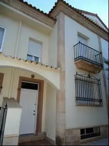 Se vende adosado de cuatro dormitorios en zona residencial a escasos metros del centro en Manzanares