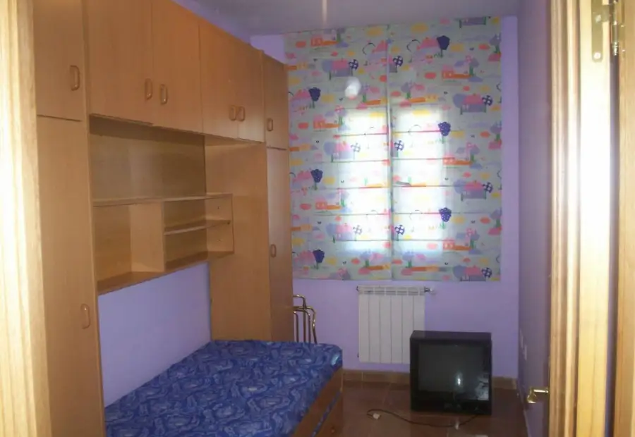 Se vende piso seminuevo con cochera cerrada. en Manzanares