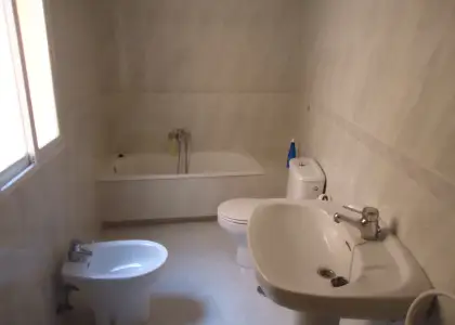 Venta de piso de tres dormitorios y dos baños totalmente centrico en Manzanares